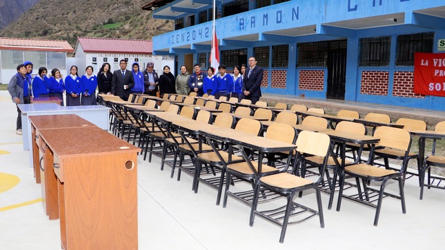 Regidor provincial Albertico Quintana entrega mobiliarios escolares en Vichaycocha 