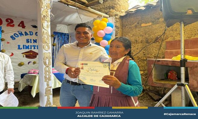 👩🎓La Municipalidad Provincial de Cajamarca, a través del Centro Integral de Atención al Adulto Mayor (CIAM) y en colaboración con la Educación Básica Alternativa en Cajamarca (CEBA), llevó a cabo una ceremonia de reconocimiento para más de 50 adultos mayores de la asociación del centro poblado La Paccha.
📚 Este evento celebró la culminación del ciclo intermedio del “Programa de alfabetización en el círculo de Aprendizaje 2024”, que busca promover la inclusión social de los adultos mayores, demostrando que el deseo de aprender no tiene edad.
🤝 Es compromiso de la actual gestión municipal garantizar la integridad de nuestros adultos mayores, brindando la atención oportuna a sus necesidades, fomentando así una sociedad más inclusiva.
🎉 ¡Con Joaquín Ramírez, Cajamarca Renace!