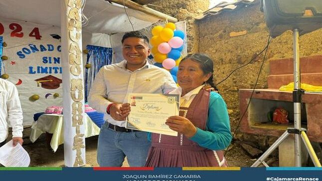 👩‍🎓La Municipalidad Provincial de Cajamarca, a través del Centro Integral de Atención al Adulto Mayor (CIAM) y en colaboración con la Educación Básica Alternativa en Cajamarca (CEBA), llevó a cabo una ceremonia de reconocimiento para más de 50 adultos mayores de la asociación del centro poblado La Paccha.
📚 Este evento celebró la culminación del ciclo intermedio del “Programa de alfabetización en el círculo de Aprendizaje 2024”, que busca promover la inclusión social de los adultos mayores, demostrando que el deseo de aprender no tiene edad.
🤝 Es compromiso de la actual gestión municipal garantizar la integridad de nuestros adultos mayores, brindando la atención oportuna a sus necesidades, fomentando así una sociedad más inclusiva.
🎉 ¡Con Joaquín Ramírez, Cajamarca Renace!