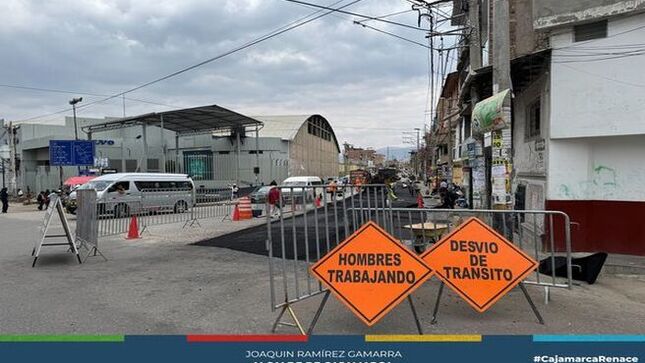 👷La Municipalidad Provincial de Cajamarca inició los trabajos de pavimentación flexible de la avenida San Martín, que cubrirá un área de 21 mil metros cuadrados a lo largo de 16 cuadras, desde la avenida Atahualpa hasta la avenida Héroes del Cenepa, con una inversión total de 2 millones 613 mil soles.
🏙️ La actual gestión municipal responde a las solicitudes de los vecinos para facilitar la transitabilidad tanto vehicular como peatonal, con el objetivo de mejorar las condiciones de vida para todos los cajamarquinos.
🎉 ¡Con Joaquín Ramírez, Cajamarca Renace!