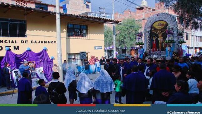 🏛La Municipalidad Provincial de Cajamarca, a través del programa Renace Mujer y Familia y la Subgerencia de Programas Sociales y Empadronamiento, recibió con gran fervor al Cristo de Pachacamilla durante su recorrido por la ciudad.
✨ Este homenaje fue realizado con oraciones y una profunda devoción hacia el Señor de Los Milagros. Las participantes se encomendaron al Cristo de Pachacamilla, buscando paz y sabiduría para seguir trabajando en beneficio de las mujeres y sus familias más necesitadas.
🎉 ¡Con Joaquín Ramírez, Cajamarca Renace!