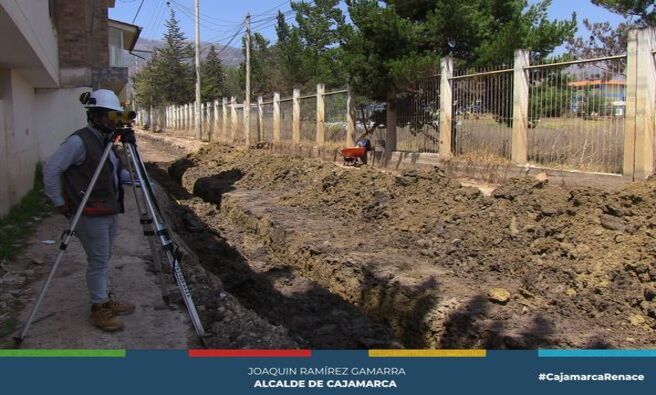 🏗️ La Municipalidad Provincial de Cajamarca continúa con los trabajos de pavimentación en la av. Universitaria – Los Patos con un avance del 18%. Actualmente, se llevan a cabo trabajos de movimientos de tierra y la colocación de over.
🚦 Esta importante vía es una alternativa viable para descongestionar la av. Atahualpa en horas punta. Por ello, se pide a la ciudadanía su comprensión y precaución para facilitar el avance sin contratiempos de esta importante obra vial.
🌟 ¡Con Joaquin Ramirez, Cajamarca Renace!
