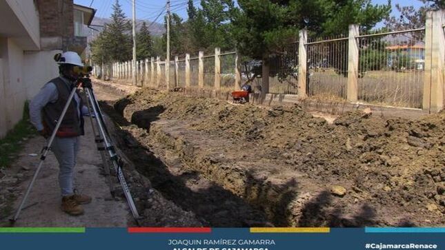 🏗️ La Municipalidad Provincial de Cajamarca continúa con los trabajos de pavimentación en la av. Universitaria – Los Patos con un avance del 18%. Actualmente, se llevan a cabo trabajos de movimientos de tierra y la colocación de over.
🚦 Esta importante vía es una alternativa viable para descongestionar la av. Atahualpa en horas punta. Por ello, se pide a la ciudadanía su comprensión y precaución para facilitar el avance sin contratiempos de esta importante obra vial.
🌟 ¡Con Joaquin Ramirez, Cajamarca Renace!