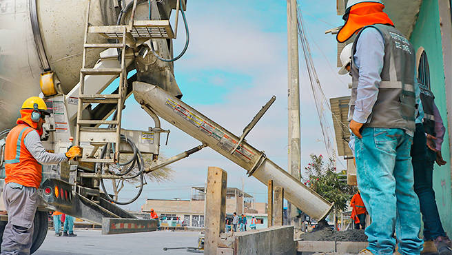 𝟔𝟎% 𝐝𝐞 𝐚𝐯𝐚𝐧𝐜𝐞 Municipalidad avanza con la construcción de pistas y veredas del A.H El Tablazo sector II.