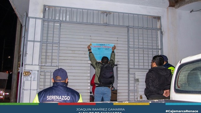 🏛 La Municipalidad Provincial de Cajamarca, a través de la Subgerencia de Comercialización y Licencias, llevó a cabo un operativo sorpresa en establecimientos como cantinas y bares para combatir la informalidad y proteger a los consumidores.
🚨 Durante estas intervenciones, se encontraron productos vencidos, como gaseosas y cervezas, lo que llevó a su decomiso, además de clausurar cantinas sin licencia. Estas acciones buscan garantizar la seguridad y el cumplimiento de las normativas vigentes en la ciudad.
💪 ¡Con Joaquin Ramirez, Cajamarca Renace!
