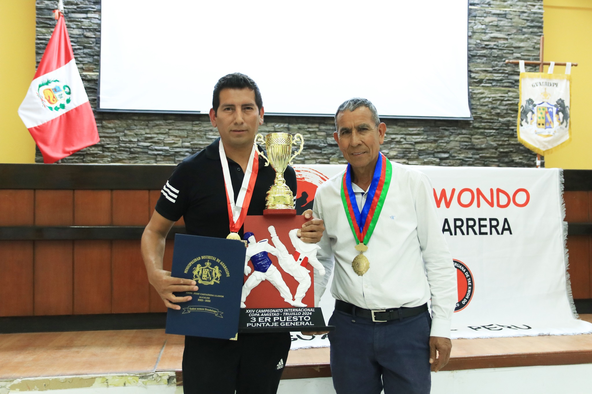 ¡Reconocimiento a destacados deportistas de Taekwondo!