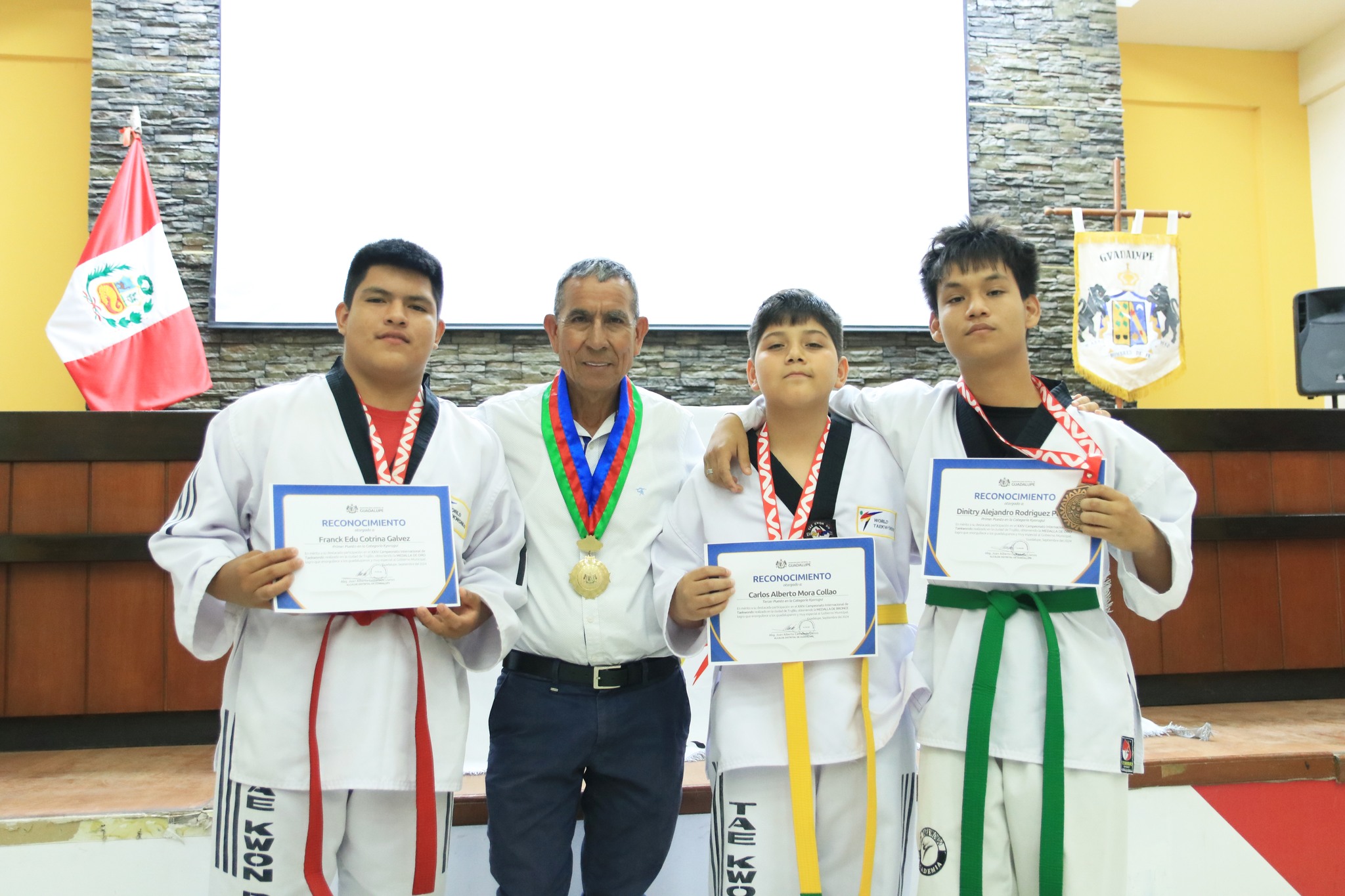 ¡Reconocimiento a destacados deportistas de Taekwondo!