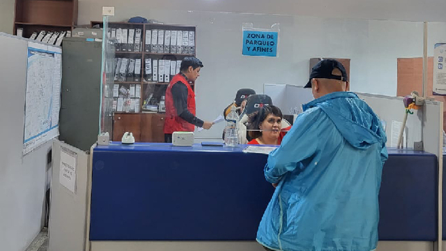 Arequipa.- La Contraloría General alertó sobre la falta de medidas de seguridad en la custodia de los recursos recaudados diariamente en las oficinas de captación de la Sociedad de Beneficencia de Arequipa. Esta situación se agrava por el desbalance de los fondos recaudados, la falta de arqueos de caja y los depósitos realizados fuera de los plazos establecidos. Así se detalla en el Informe de Visita de Control N° 017-2024-OCI/0483-SVC, tras inspecciones realizadas a las ventanillas de recaudación de ingresos de cuatro oficinas de la Beneficencia.