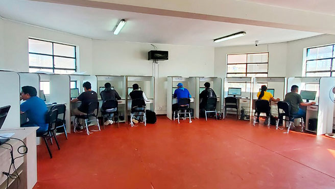 Para obtener licencias de conducir. Municipalidad implementa sala de evaluación con 13 modernas computadoras.