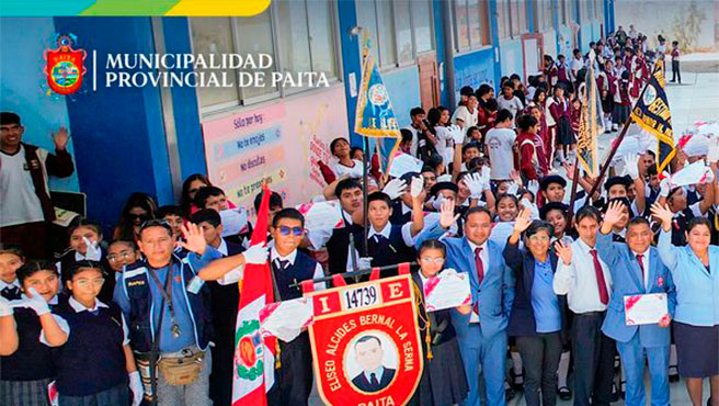 Alcalde entrega premio a instituciones educativas ganadoras del desfile cívico escolar.