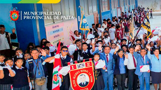 Alcalde entrega premio a instituciones educativas ganadoras del desfile cívico escolar.
