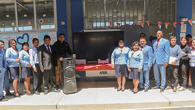 Alcalde entrega premio a instituciones educativas ganadoras del desfile cívico escolar.