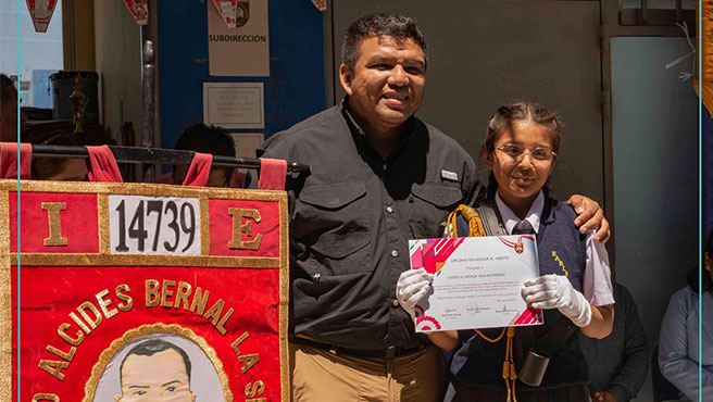 Alcalde entrega premio a instituciones educativas ganadoras del desfile cívico escolar.
