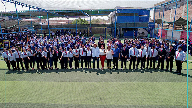 Instituciones educativas ganadoras del desfile cívico escolar reciben premio por parte de la municipalidad.