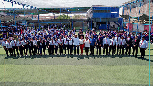 Instituciones educativas ganadoras del desfile cívico escolar reciben premio por parte de la municipalidad.