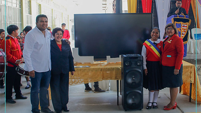 Instituciones educativas ganadoras del desfile cívico escolar reciben premio por parte de la municipalidad.