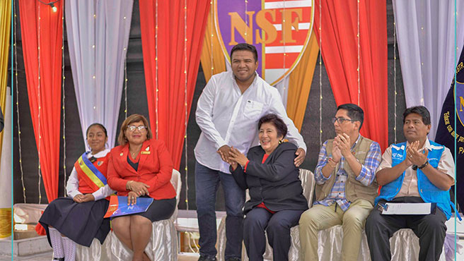 Instituciones educativas ganadoras del desfile cívico escolar reciben premio por parte de la municipalidad.