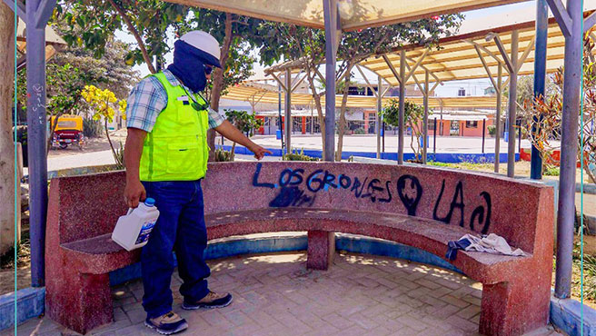 Municipalidad realiza trabajos de mantenimiento en el parque Almirante Miguel Grau.