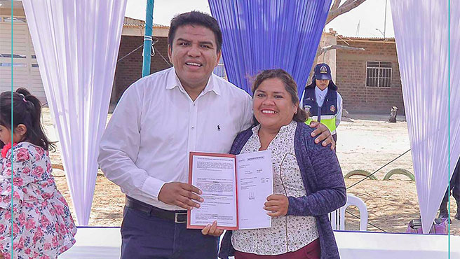 Alcalde entrega títulos de propiedad en A.H los Laureles II etapa.