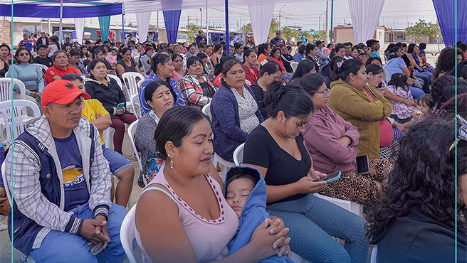 Alcalde entrega títulos de propiedad en A.H los Laureles II etapa.