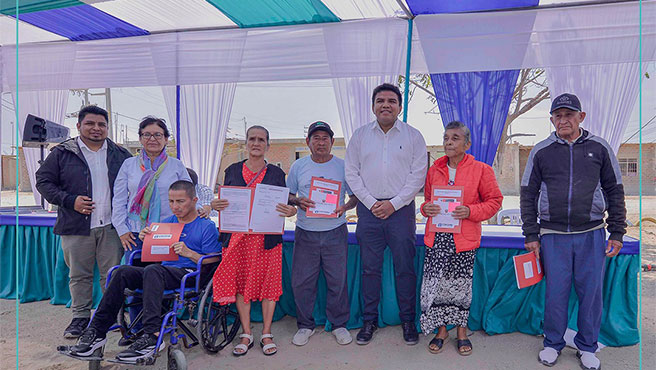 Alcalde entrega títulos de propiedad en A.H los Laureles II etapa.