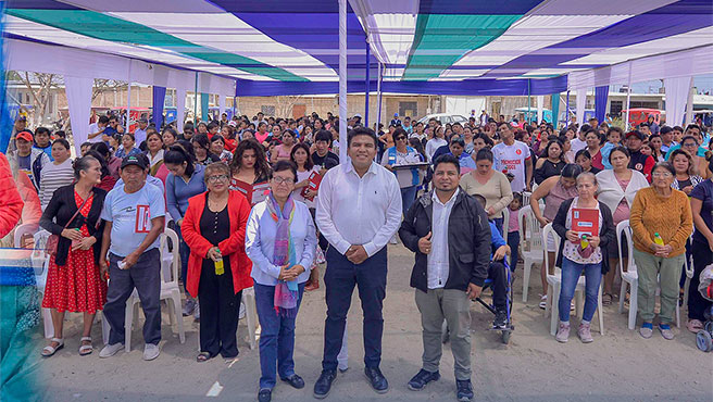 Alcalde entrega títulos de propiedad en A.H los Laureles II etapa.