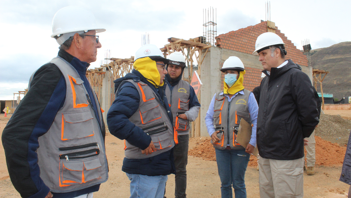 Cajamarca.- Durante su visita a Cajamarca, el Contralor General de la República, César Aguilar Surichaqui, destacó que el objetivo es prevenir el impacto económico negativo en la ejecución de obras públicas. Señaló que, al prever las posibles consecuencias, se puede ahorrar en el gasto público y, por ende, evitar perjuicios para la sociedad.