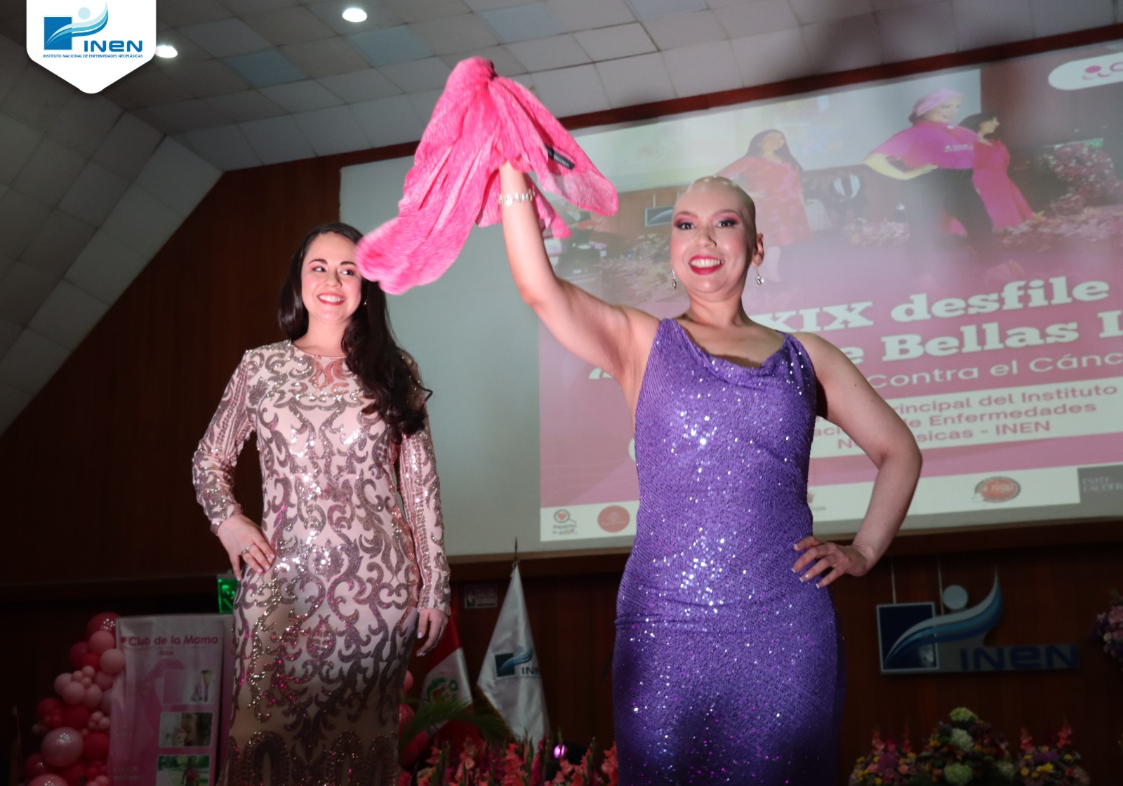 Mujeres supervivientes del cáncer de mama brillan en desfile “siempre bellas”