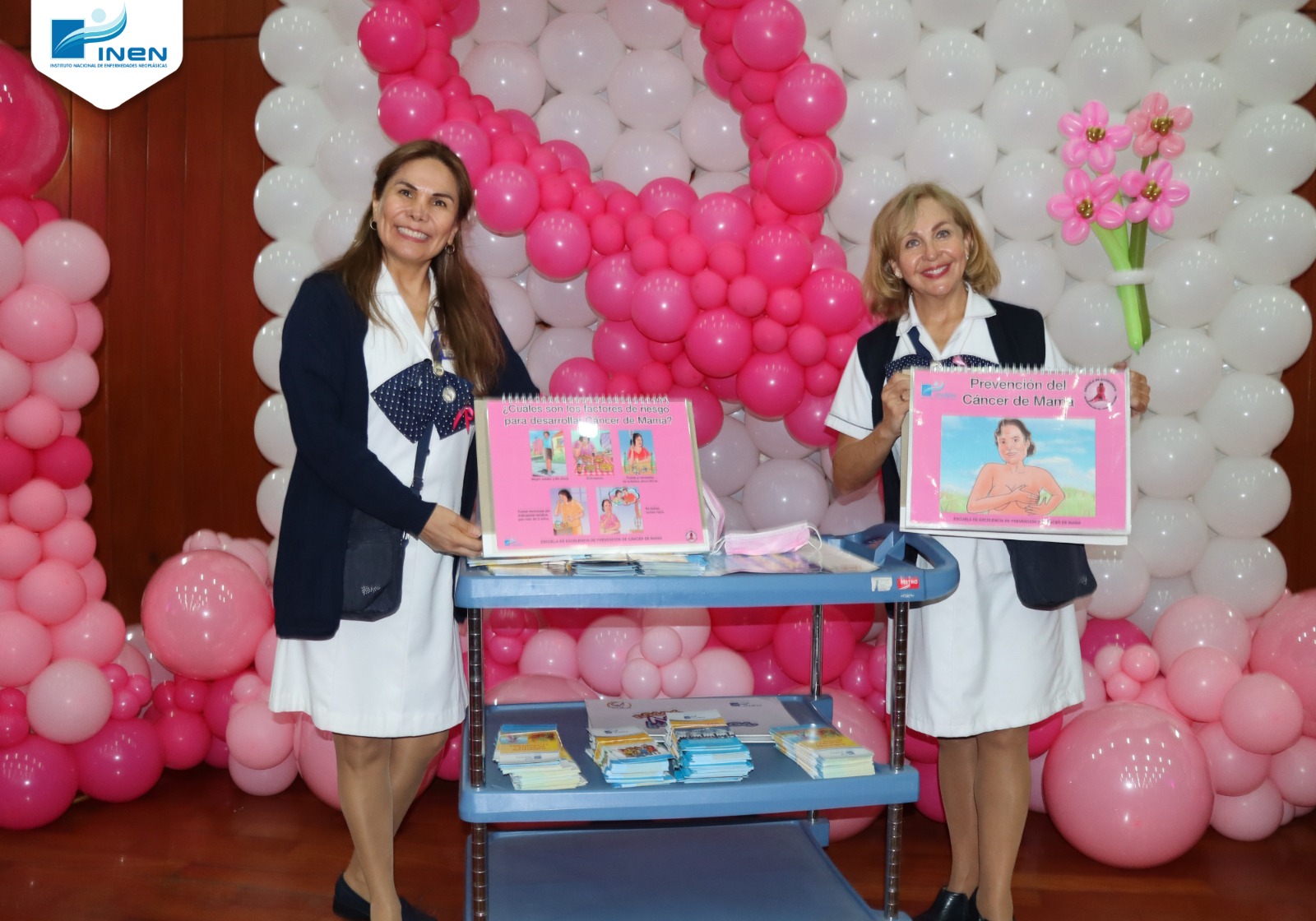 Mujeres supervivientes del cáncer de mama brillan en desfile “siempre bellas”