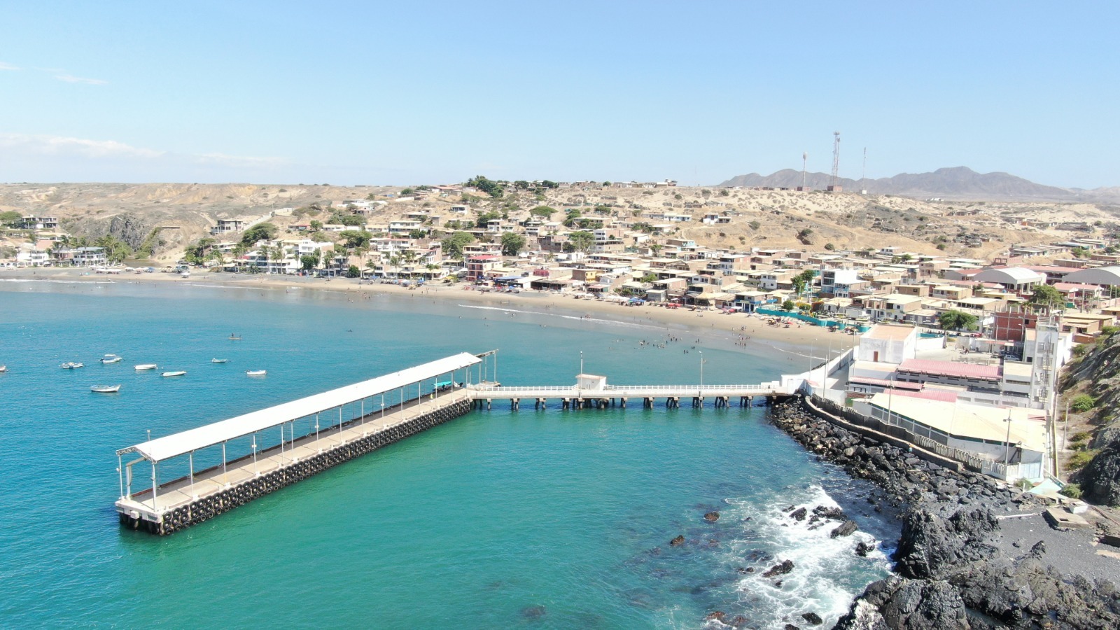La gestión del Gobierno Regional Piura, a través de la Dirección Regional de la Producción, entregó la administración de los Desembarcaderos Pesqueros Artesanales (DPAs) a las Organizaciones Sociales de Pescadores Artesanales (Ospas) ganadoras de la convocatoria de selección; quienes se comprometieron a cumplir con las metas trazadas, en beneficio de los usuarios y de sus familias, concretando de esta manera el anhelo de muchos años de los hombres de mar, de trabajar formalmente para fortalecer el desarrollo de la pesca artesanal en la región Piura.
El Gobernador Regional, Luis Neyra León, firmó los cinco convenios de gestión para la administración de los DPAs -adscritos al GORE Piura-, de Paita, Yacila, Talara, el Ñuro y Máncora, con el Fondo Nacional de Desarrollo Pesquero (FONDEPES) y con cada una de las Ospas seleccionadas para su administración.
Asimismo, la primera semana de octubre, se dieron a conocer las Ospas ganadoras de la convocatoria para la administración de los DPAs de Parachique, Las Delicias, Los Órganos y La Islilla, cuyos convenios se encuentran en el área legal en proceso de elaboración, para su posterior suscripción por parte de las autoridades del Gobierno Regional, Fondepes y Ospas.
Los convenios firmados tienen por finalidad establecer obligaciones y atribuciones de las partes, en mérito a la cesión aprobada, para la administración, operatividad y mantenimiento de la infraestructura pesquera artesanal, para que se brinden los servicios en óptimas condiciones higiénico sanitarias de seguridad y operatividad, que permitan conservar y mejorar, la infraestructura pesquera artesanal y la calidad de los productos hidrobiológicos.
El director regional de la Producción, Segundo Alzamora Encalada, manifestó que estas infraestructuras pesqueras, permitirán trabajar en condiciones adecuadas cumpliendo con las normas sanitarias vigentes y todos los estándares de calidad. “Las Ospas seleccionadas para su administración, velarán por mantener y conservar la infraestructura, potenciar el recurso humano y aplicar los instrumentos de gestión, para garantizar servicios de calidad”, enfatizo Alzamora.

¿Qué es un DPA?
Es una infraestructura construida para el desarrollo de las actividades de desembarque, procesamiento y comercialización de recursos hidrobiológicos, destinados al consumo humano directo, en beneficio de los pescadores artesanales, para que puedan operar en condiciones adecuadas, cumpliendo con las normas sanitarias vigentes y los estándares de calidad.
