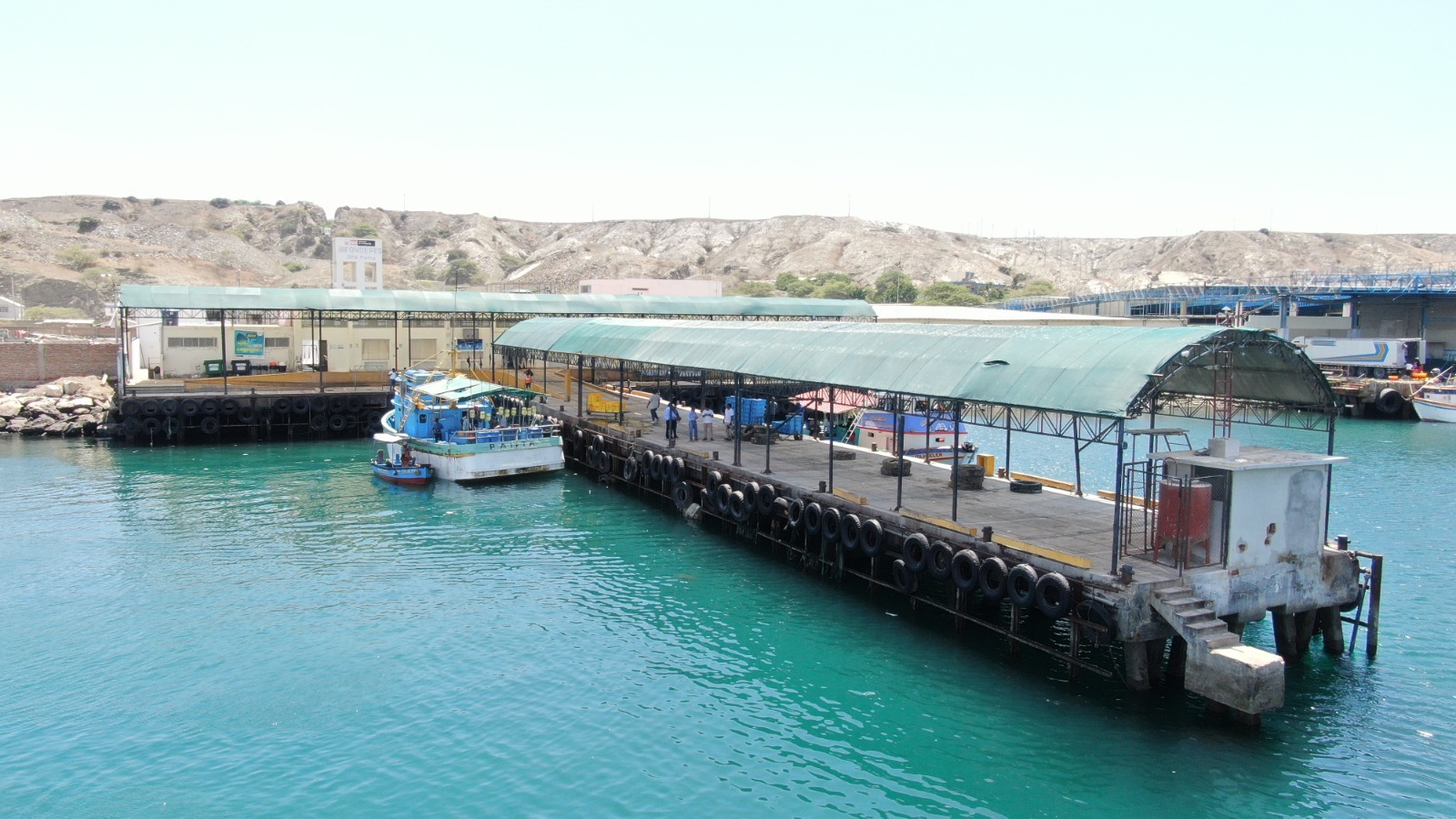 La gestión del Gobierno Regional Piura, a través de la Dirección Regional de la Producción, entregó la administración de los Desembarcaderos Pesqueros Artesanales (DPAs) a las Organizaciones Sociales de Pescadores Artesanales (Ospas) ganadoras de la convocatoria de selección; quienes se comprometieron a cumplir con las metas trazadas, en beneficio de los usuarios y de sus familias, concretando de esta manera el anhelo de muchos años de los hombres de mar, de trabajar formalmente para fortalecer el desarrollo de la pesca artesanal en la región Piura.
El Gobernador Regional, Luis Neyra León, firmó los cinco convenios de gestión para la administración de los DPAs -adscritos al GORE Piura-, de Paita, Yacila, Talara, el Ñuro y Máncora, con el Fondo Nacional de Desarrollo Pesquero (FONDEPES) y con cada una de las Ospas seleccionadas para su administración.
Asimismo, la primera semana de octubre, se dieron a conocer las Ospas ganadoras de la convocatoria para la administración de los DPAs de Parachique, Las Delicias, Los Órganos y La Islilla, cuyos convenios se encuentran en el área legal en proceso de elaboración, para su posterior suscripción por parte de las autoridades del Gobierno Regional, Fondepes y Ospas.
Los convenios firmados tienen por finalidad establecer obligaciones y atribuciones de las partes, en mérito a la cesión aprobada, para la administración, operatividad y mantenimiento de la infraestructura pesquera artesanal, para que se brinden los servicios en óptimas condiciones higiénico sanitarias de seguridad y operatividad, que permitan conservar y mejorar, la infraestructura pesquera artesanal y la calidad de los productos hidrobiológicos.
El director regional de la Producción, Segundo Alzamora Encalada, manifestó que estas infraestructuras pesqueras, permitirán trabajar en condiciones adecuadas cumpliendo con las normas sanitarias vigentes y todos los estándares de calidad. “Las Ospas seleccionadas para su administración, velarán por mantener y conservar la infraestructura, potenciar el recurso humano y aplicar los instrumentos de gestión, para garantizar servicios de calidad”, enfatizo Alzamora.

¿Qué es un DPA?
Es una infraestructura construida para el desarrollo de las actividades de desembarque, procesamiento y comercialización de recursos hidrobiológicos, destinados al consumo humano directo, en beneficio de los pescadores artesanales, para que puedan operar en condiciones adecuadas, cumpliendo con las normas sanitarias vigentes y los estándares de calidad.
