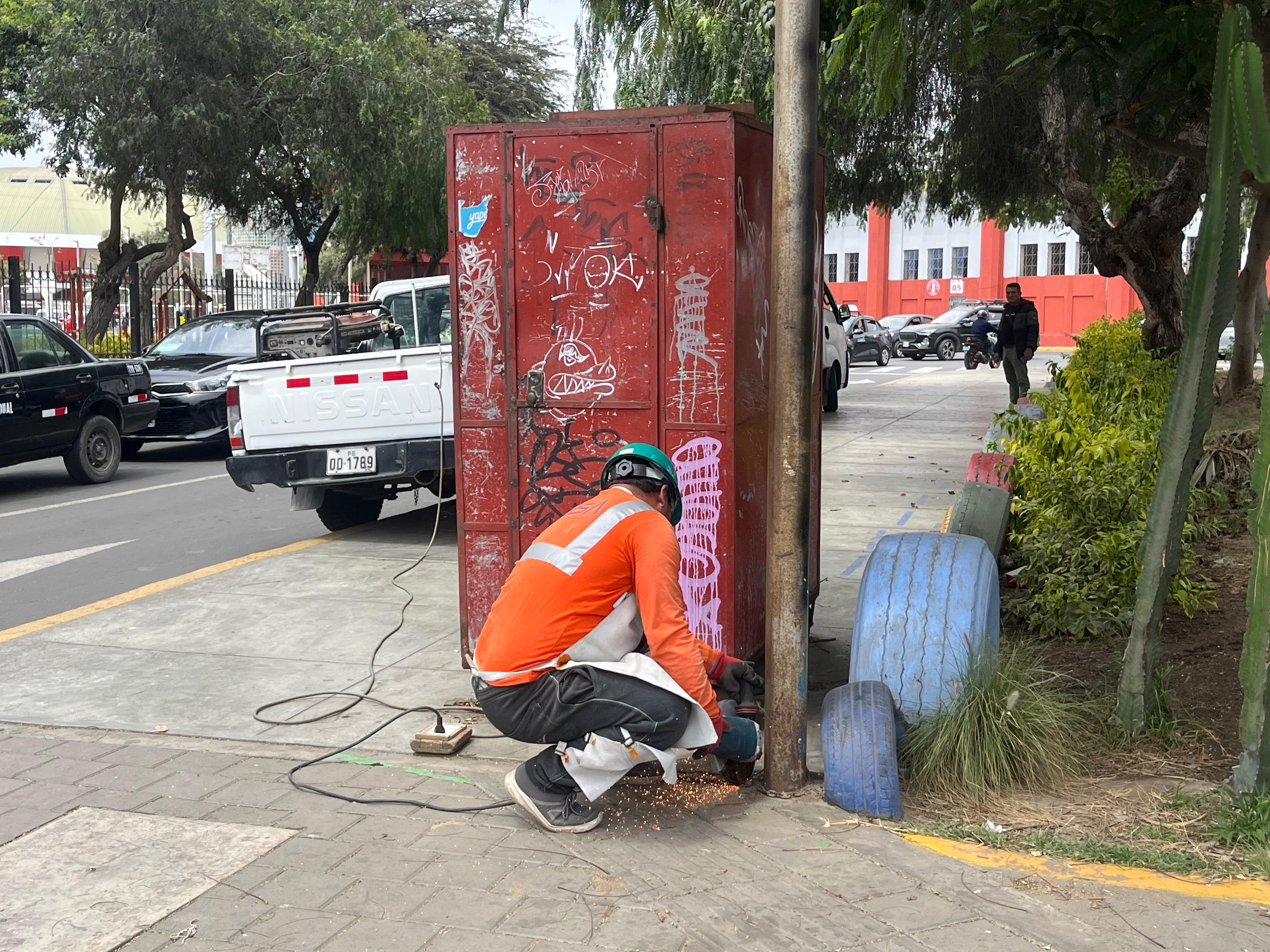 Retiran tranqueras y quioscos que obstaculizaban el tránsito vehicular y peatonal