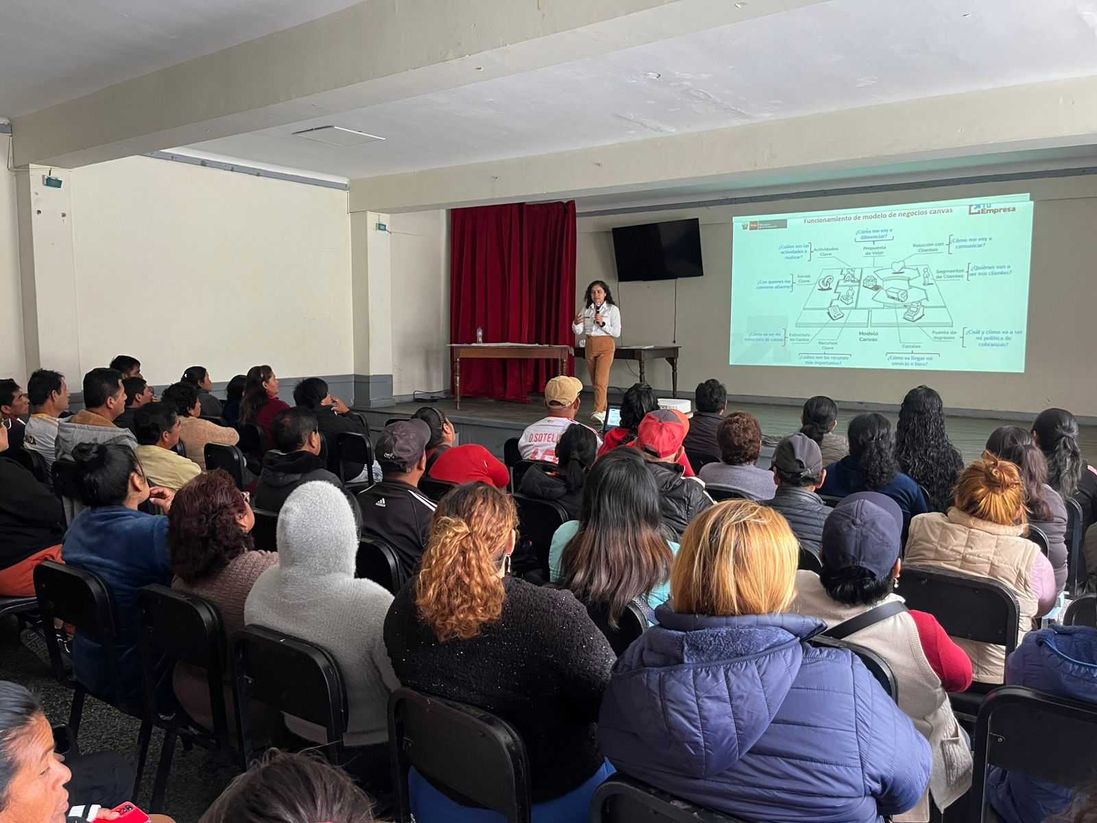 Más de 200 ambulantes son capacitados para su formalización