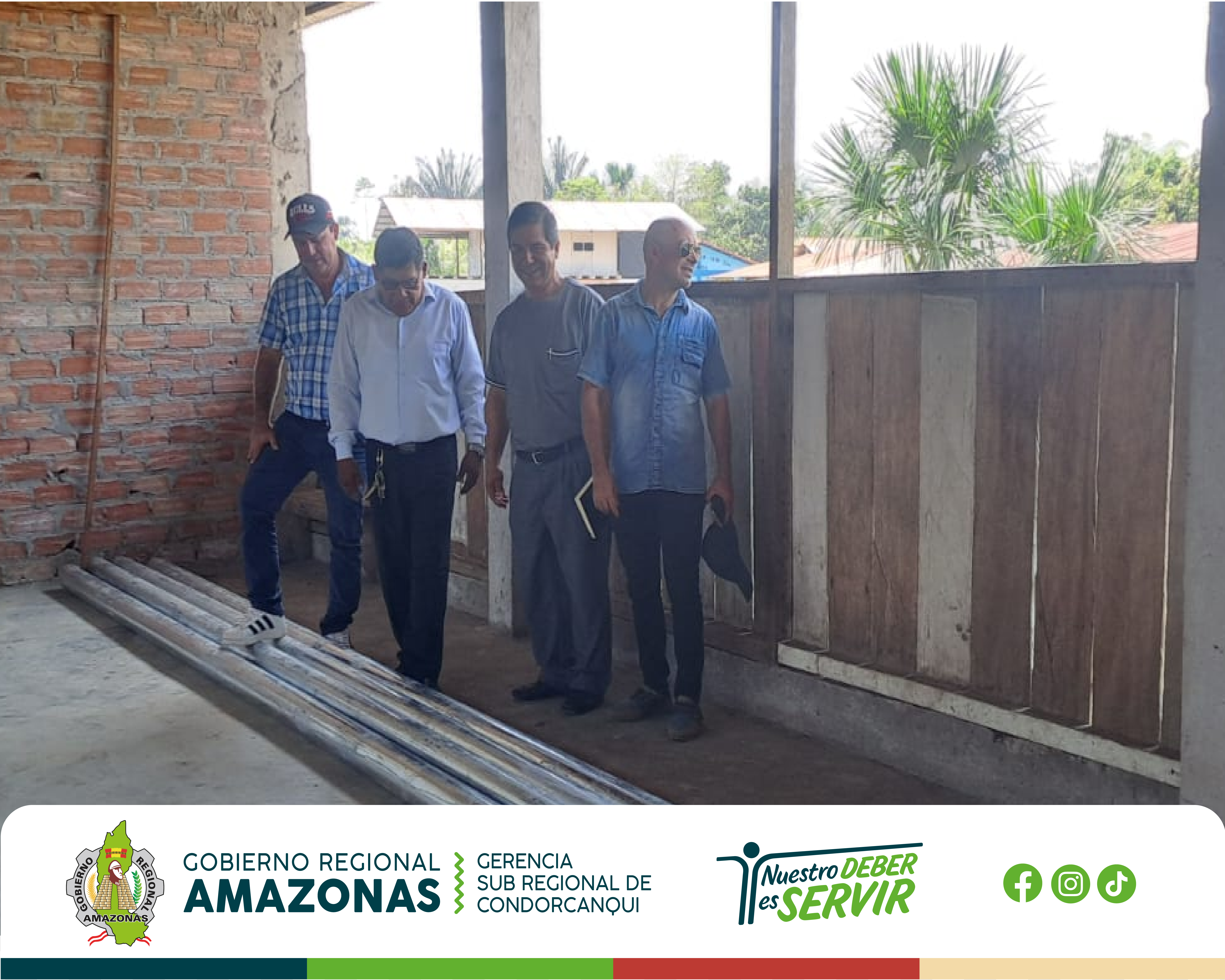 El Dr. Merle Guimac Tafur, Gerente Subregional de Condorcanqui, visitó la IE Intercultural Bilingüe N° 16705 de Urakusa, donde se reunió con docentes y entregó materiales para mejorar la educación.