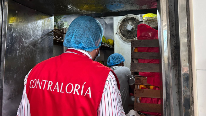 Tumbes.– La Contraloría General de la República ha encontrado alimentos en estado de descomposición en el servicio de nutrición y dietética del Hospital Regional José Alfredo Mendoza Olavarría (JAMO II-2). Entre los alimentos deteriorados se hallaron frutas como tomates, plátanos, naranjas y paltas, además de verduras (lechugas) y tubérculos (papas y yucas) con presencia de moho en su interior y exterior.