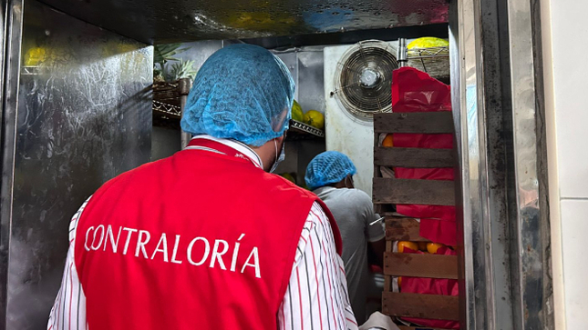 Tumbes.– La Contraloría General de la República ha encontrado alimentos en estado de descomposición en el servicio de nutrición y dietética del Hospital Regional José Alfredo Mendoza Olavarría (JAMO II-2). Entre los alimentos deteriorados se hallaron frutas como tomates, plátanos, naranjas y paltas, además de verduras (lechugas) y tubérculos (papas y yucas) con presencia de moho en su interior y exterior.