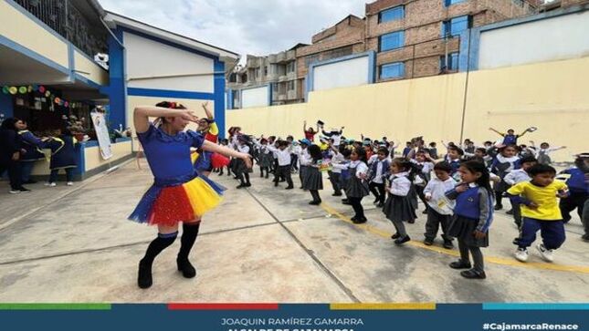 🌟 ¡Continuamos la difusión de nuestra cultura! 🌟
📍 Esta actividad continúa desarrollándose en colegios, escuelas, jardines y barrios  de la ciudad 🎨 Difundiendo tradiciones y costumbres locales 📚 Talleres en la Gerencia de Turismo y Cultura 📖 Fondo Editorial 🏛 Visitas y recorridos guiados por el centro histórico de Cajamarca
🤝 En esta ocasión se contó con el apoyo de la empresa Layconsa y el show de sensibilización estuvo a cargo de grupo de animación "Fantasía y Alegría Show", en un trabajo articulado que permitió brindar  momentos de alegría a los más pequeños, mientras de manera interactiva aprendían más de la cultura cajamarquina 🎈👧👦 Agradecemos el apoyo brindado por parte del sr. Kevin Sánchez.