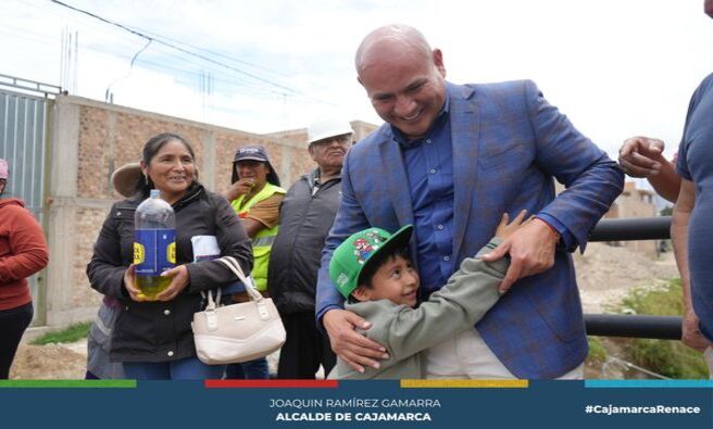 🌉 El alcalde provincial Joaquín Ramírez supervisa trabajos finales del puente Bella Unión. Este proyecto, diseñado para el tránsito pesado, marca un hito importante en la infraestructura de la provincia.
🛣️ El puente ofrecerá una vía alterna que facilitará el acceso al aeropuerto, beneficiando a más de 400 familias del caserío Bella Unión, mejorando la conectividad y el transporte hacia las comunidades de Tartar, Otuzco, Los Baños del Inca y la ciudad de Cajamarca.
💛¡Con Joaquín Ramírez, Cajamarca Renace!