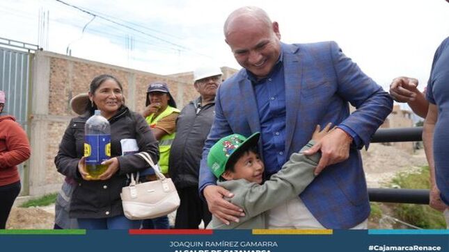 🌉 El alcalde provincial Joaquín Ramírez supervisa trabajos finales del puente Bella Unión. Este proyecto, diseñado para el tránsito pesado, marca un hito importante en la infraestructura de la provincia.
🛣️ El puente ofrecerá una vía alterna que facilitará el acceso al aeropuerto, beneficiando a más de 400 familias del caserío Bella Unión, mejorando la conectividad y el transporte hacia las comunidades de Tartar, Otuzco, Los Baños del Inca y la ciudad de Cajamarca.
💛¡Con Joaquín Ramírez, Cajamarca Renace!