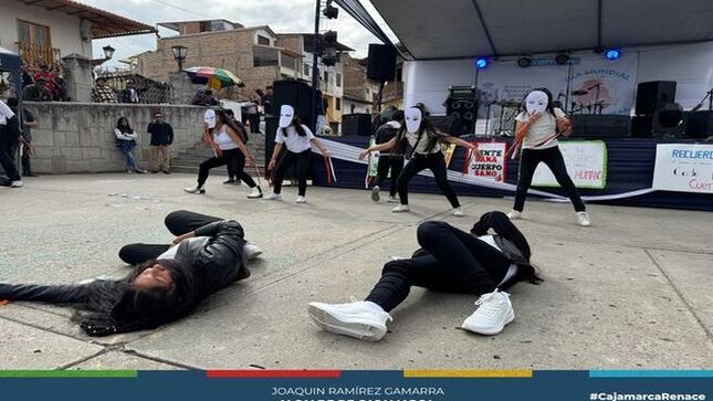 🙋🎸La Municipalidad Provincial de Cajamarca, a través de la Subgerencia de Salud, organizó el "Festival de la Salud Mental" en conmemoración del Día Mundial de la Salud Mental. El evento contó con la participación de bandas de rock de diversos colegios de Cajamarca, danzas típicas, poesía y declamación.
💫Con esta iniciativa, se buscó resaltar la importancia del cuidado de la salud mental y el bienestar de la población en la ciudad. La actual gestión municipal, reafirma su compromiso en promover el adecuado cuidado de la salud mental como parte de su agenda de trabajo, reconociendo su relevancia para el desarrollo integral de la comunidad.
💛¡Con Joaquín Ramírez, Cajamarca Renace!