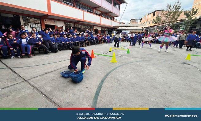🎨 La Minga Cultural de la Gerencia de Turismo y Cultura fue un evento exitoso que se llevó a cabo en la institución educativa 82554 Inmaculada Concepción. La directora Mardeli Calla Díaz expresó su gratitud por la visita, que brindó a los estudiantes información y sensibilización en temas de cultura.
💃 Durante el evento, se trabajó en la difusión de tradiciones y costumbres locales, además de ofrecer talleres en la Gerencia de Turismo y Cultura, así como visitas y recorridos guiados por el centro histórico de Cajamarca.
🎉 El evento contó con el apoyo de la empresa Layconsa Perú y el grupo de animación "Fantasía y Alegría Show", a quienes se agradece el respaldo brindado.
🤝 ¡Con Joaquín Ramírez, Cajamarca Renace!