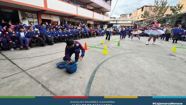 🎨 La Minga Cultural de la Gerencia de Turismo y Cultura fue un evento exitoso que se llevó a cabo en la institución educativa 82554 Inmaculada Concepción. La directora Mardeli Calla Díaz expresó su gratitud por la visita, que brindó a los estudiantes información y sensibilización en temas de cultura.
💃 Durante el evento, se trabajó en la difusión de tradiciones y costumbres locales, además de ofrecer talleres en la Gerencia de Turismo y Cultura, así como visitas y recorridos guiados por el centro histórico de Cajamarca.
🎉 El evento contó con el apoyo de la empresa Layconsa Perú y el grupo de animación "Fantasía y Alegría Show", a quienes se agradece el respaldo brindado.
🤝 ¡Con Joaquín Ramírez, Cajamarca Renace!