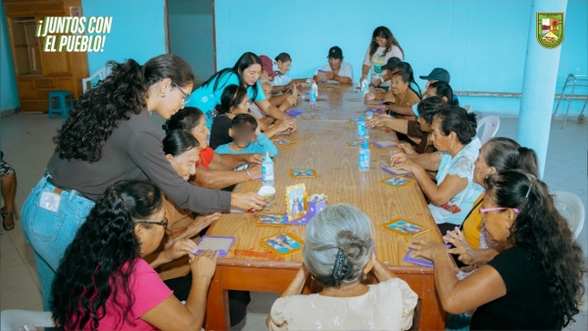 Foto Adultos mayores participan de taller de manualidades