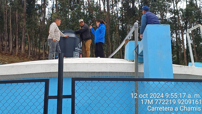 🌊 La Subgerencia de Saneamiento Básico de la Municipalidad Provincial de Cajamarca continúa trabajando por garantizar el acceso a agua potable de calidad para toda la población. Recientemente, el equipo del Área Técnica Municipal (ATM) llevó a cabo una inspección del Sistema de Agua Potable de la Organización Comunal San Juan de Cushunga.
🧼 Este proceso incluyó la operativización del dosador por goteo y la asistencia técnica para la limpieza y desinfección del sistema. Estas acciones son esenciales para proteger la salud y el bienestar de la comunidad, y forman parte de un compromiso continuo por mejorar la calidad de vida en el distrito.
✨ ¡Con Joaquín Ramírez, Cajamarca Renace
