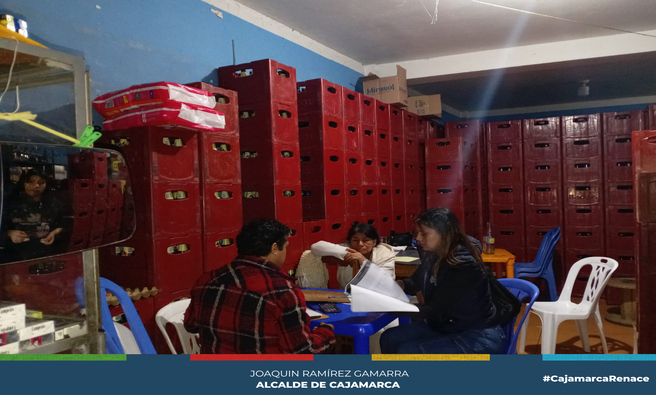 🏢 La Municipalidad Provincial de Cajamarca, a través de la Subgerencia de Comercialización y Fiscalización, llevó a cabo operativos para verificar el cumplimiento de las normativas y la seguridad de los usuarios en los establecimientos comerciales.
🔍 Durante el operativo en los Jirones Miraflores, Las Petunias, 5 esquinas y Amalia Puga, se constató que la mayoría de los negocios no cumplían con requisitos esenciales, como las licencias de funcionamiento, el certificado ITSE y el permiso por anuncio publicitario, lo que llevó a su clausura temporal.
✅ La actual gestión municipal se compromete a seguir realizando estos operativos para mantener el orden y la seguridad en toda la ciudad, instando a los empresarios a regularizar su documentación.
🌟 ¡Con Joaquin Ramirez, Cajamarca Renace!