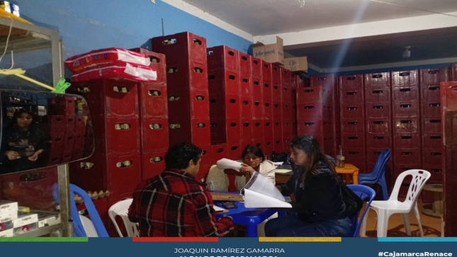 🏢 La Municipalidad Provincial de Cajamarca, a través de la Subgerencia de Comercialización y Fiscalización, llevó a cabo operativos para verificar el cumplimiento de las normativas y la seguridad de los usuarios en los establecimientos comerciales.
🔍 Durante el operativo en los Jirones Miraflores, Las Petunias, 5 esquinas y Amalia Puga, se constató que la mayoría de los negocios no cumplían con requisitos esenciales, como las licencias de funcionamiento, el certificado ITSE y el permiso por anuncio publicitario, lo que llevó a su clausura temporal.
✅ La actual gestión municipal se compromete a seguir realizando estos operativos para mantener el orden y la seguridad en toda la ciudad, instando a los empresarios a regularizar su documentación.
🌟 ¡Con Joaquin Ramirez, Cajamarca Renace!