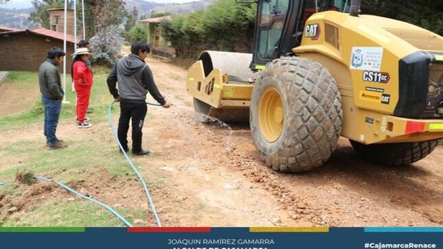 🏗️ La Municipalidad de Cajamarca llevó a cabo trabajos de mantenimiento en la trocha carrozable del centro poblado de Huambocancha Alta, una obra muy esperada por los residentes.
🙏 La población expresó su agradecimiento al alcalde Joaquín Ramírez por su disposición y esfuerzo en mejorar la transitabilidad en la zona. Este mantenimiento no solo mejora la infraestructura vial, sino que también promueve el desarrollo local y la integración de Huambocancha Alta con el resto de la ciudad.
🌟 La Municipalidad Provincial de Cajamarca reafirma su compromiso con el desarrollo y bienestar de todas las comunidades bajo su jurisdicción.
💪 ¡Con Joaquin Ramirez, Cajamarca Renace!