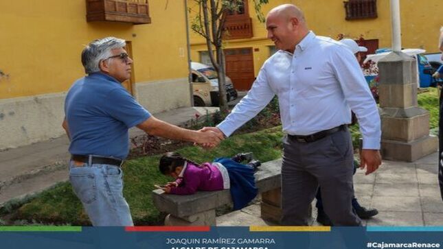 👩‍🦲Alcalde provincial de Cajamarca Joaquin Ramírez se reunió con la junta vecinal del sector San Pedro encabezada por su alcalde Victor Aayala, con el objetivo de impulsar mejoras en la infraestructura de la tradicional plazuela San Pedro.
➡️Asimismo, la primera autoridad edil realizó una visita al campo deportivo de este sector y al puente del jirón Unión donde se realizarán trabajos de mejora en favor de todos los vecinos.