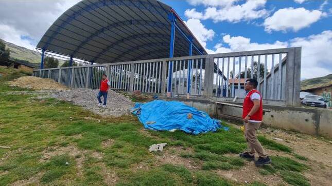 Áncash.- La Contraloría General detectó que las partidas ejecutadas en la construcción del campo deportivo en el caserío de Pachachaca, en el centro poblado de Huamparán, distrito y provincia de Huari, fueron realizadas sin dirección ni supervisión técnica adecuada. Además, se incumplieron los planos y las especificaciones técnicas, lo que generó un deterioro prematuro de la infraestructura y un perjuicio económico de S/ 103,692 a la Municipalidad Provincial de Huari. La obra, que requirió una inversión de S/ 1,098,726, se encuentra actualmente inconclusa y abandonada.
