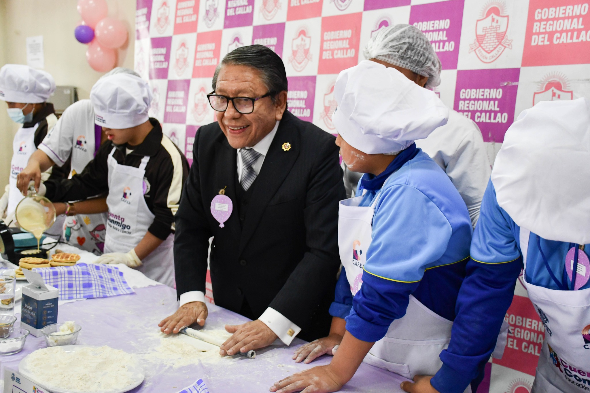 Gobernador con niños